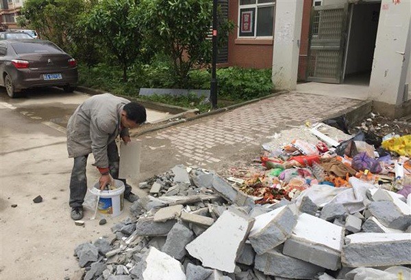 武汉一小区垃圾堆起火爆炸，炸飞的金属罐致过路业主面部毁容